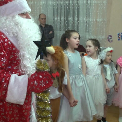 В Калининграде воспитанников социального приюта поздравил полицейский Дед Мороз