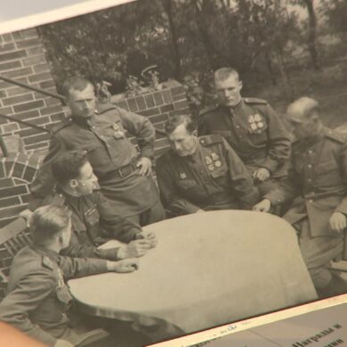 Жительница Калининграда обнаружила в подвале уникальные военные снимки своего свёкра