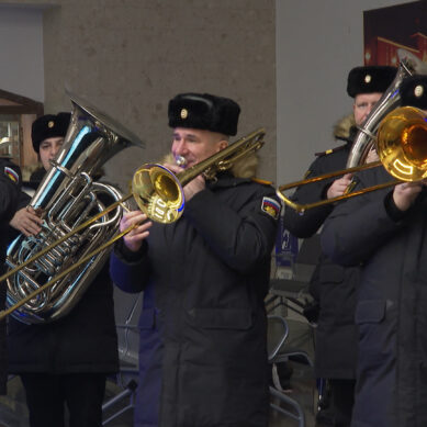 Посетителей Южного вокзала в Калининграде встречал военный оркестр Балтийского флота