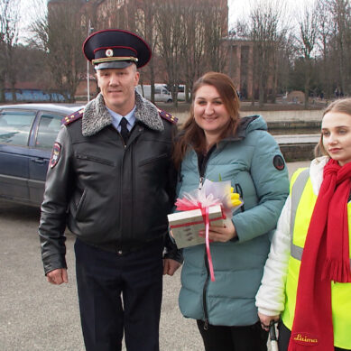 Сотрудники Госавтоинспекции поздравили с наступающим 8 Марта женщин-водителей