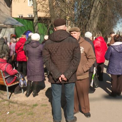 Калининградцы выстроились в очередь за транспортными картами