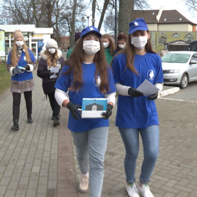 В Янтарном волонтёры раздали местным жителям медицинские маски и рассказали как уберечься от вирусов