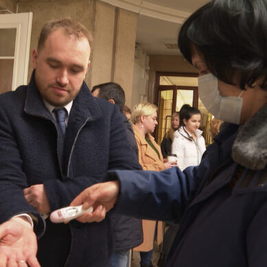 В Калининграде у входящих в здание регионального правительства измеряют температуру