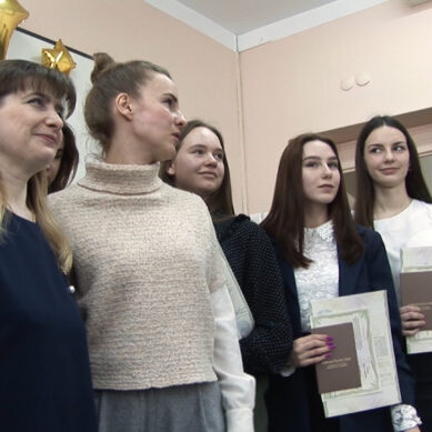 Выпускницам первого в Калининградской области специального технологического класса вручили дипломы
