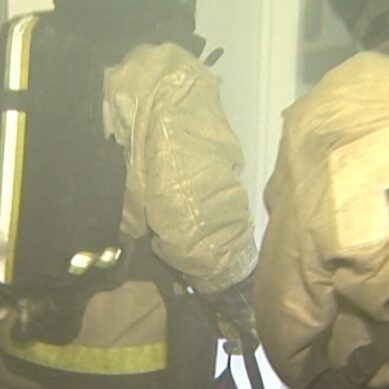 Во время пожара в жилом доме на ул. 9 апреля спасатели вытащили из огня женщину