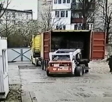 В Калининграде рабочего придавило поддоном со стройматериалами (видео)