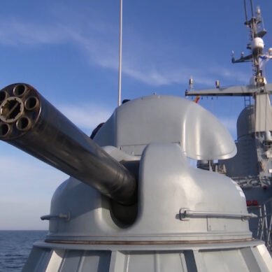Корабли Балтфлота расстреляли из шестиствольных пушек воздушные мишени условного противника