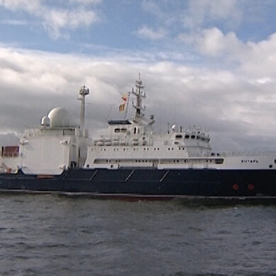 Океанографическое  судно «Янтарь» отправилось на техобслуживание в Калининград
