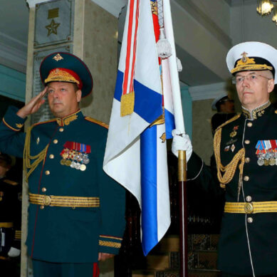 Командующему Балтфлотом адмиралу Александру Носатову вручено Боевое знамя нового образца