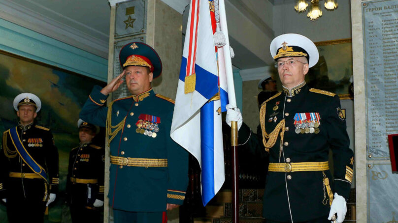 Командующему Балтфлотом адмиралу Александру Носатову вручено Боевое знамя нового образца