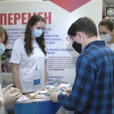 В Калининграде волонтёры помогают тем, кто приходит на участки, чтобы проголосовать по поправкам в Конституцию
