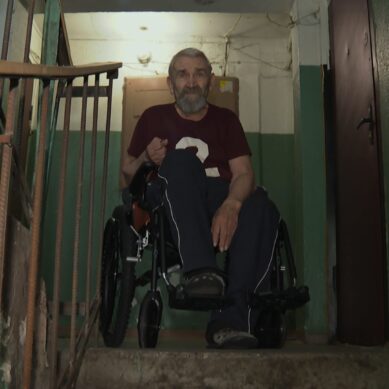 Из-за отсутствия пандуса, пенсионер-колясочник полтора года не выходил на улицу