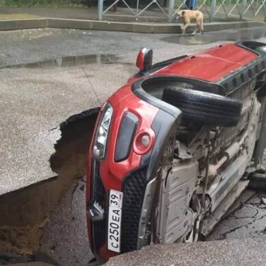 В Калининграде внедорожник провалился в яму на дороге