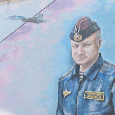 На фасаде дома в Чкаловске появился портрет Героя России Тимура Апакидзе