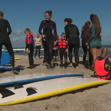 На зеленоградском побережье провели серию серф-тренировок для детей с ограниченными возможностями здоровья