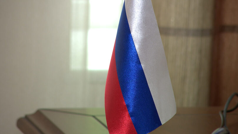 Поднятие флага под гимн России. В калининградских школах может появиться еженедельная традиция