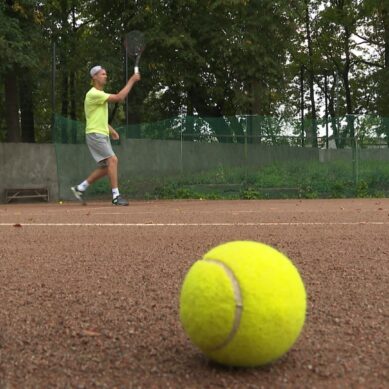 В Калининграде занятие воспитанников городской спортшколы посетил один из лучших теннисистов