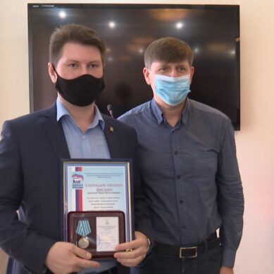 В Калининграде активные добровольцы из волонтёрского центра получили памятные медали и книги