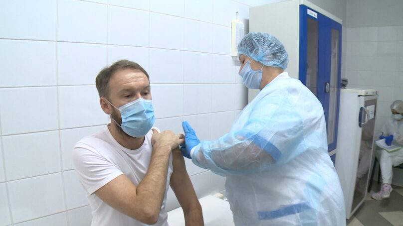 Более 70 калининградцев уже сделали прививку вакциной «ЭпиВакКорона»