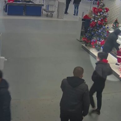 В Калининграде задержали мужчину, который крал новогодние украшения с витрин ТЦ