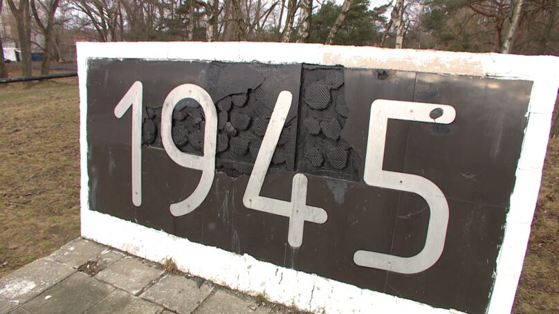 Офицеры и местные жители почтили память советских воинов, павших при десанте на косу Фрише-Нерунг