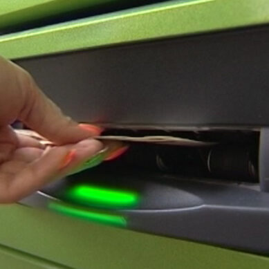Забрала чужие деньги: женщина воспользовалась техническим сбоем в работе банкомата