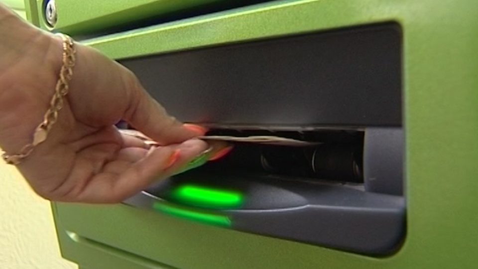 Забрала чужие деньги: женщина воспользовалась техническим сбоем в работе банкомата