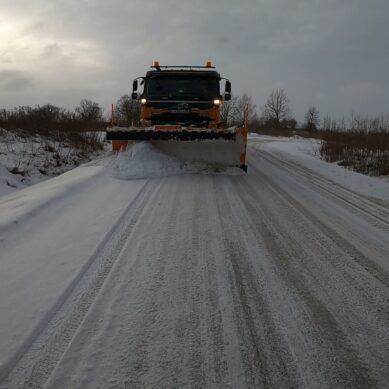 Снег в Калининградской области убирают круглосуточно: на дорогах региона работают около 100 единиц техники