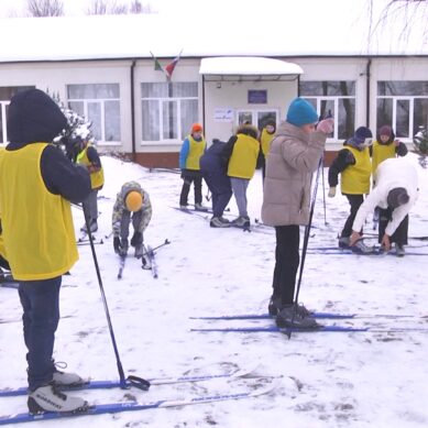 В посёлке Грачёвка школьники осваивают передвижения на лыжах, спуски и подъёмы