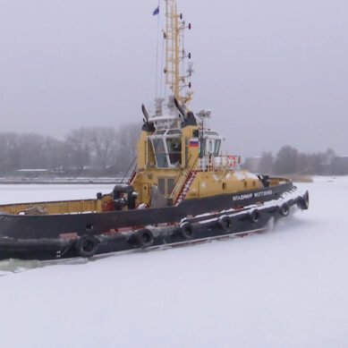 Новейшие рейдовые буксиры приступили к обколке льда в главной базе Балтийского флота