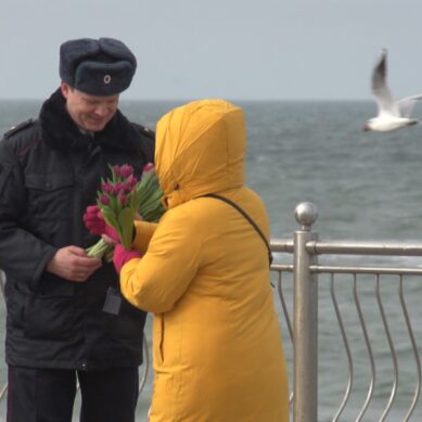 Полицейские поздравляют женщин с предстоящим праздником