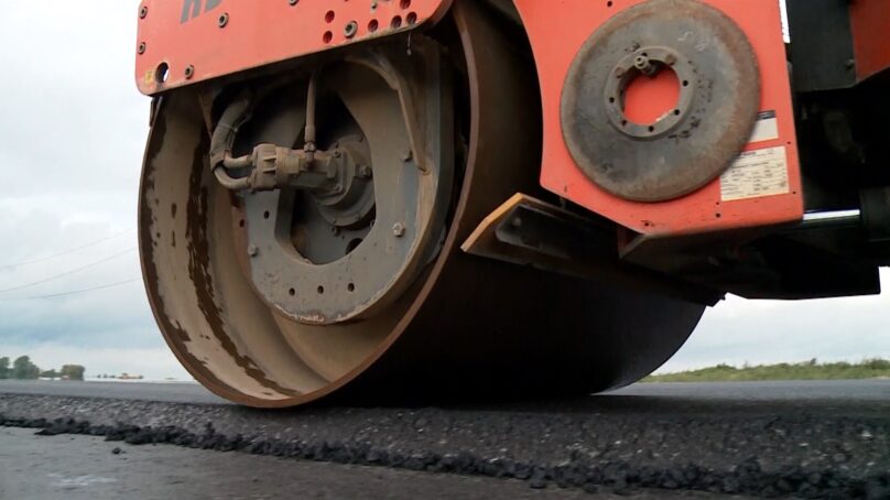 В Калининградской области проводятся тесты разных способов ремонта дорожных ям