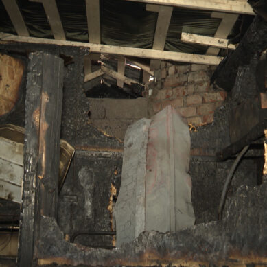 Жители дома по улице Сибирской два месяца ждут ремонта сгоревшего здания
