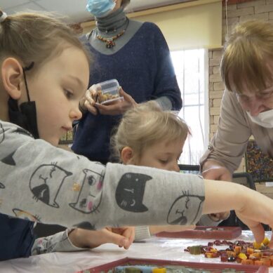 Дошкольники и особенные дети вместе учатся создавать изделия из солнечного камня