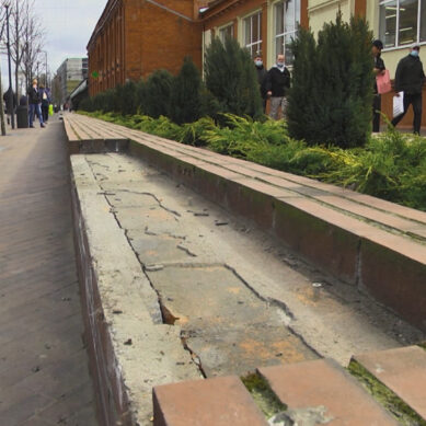 В Калининграде ремонтируют пешеходную часть улицы Баранова