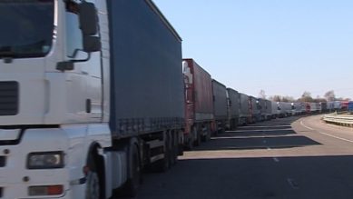 Таможня: в очереди на выезд из региона 100 грузовиков