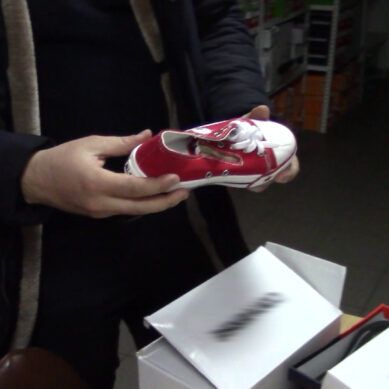 В Калининграде полицейские обнаружили контрафактную обувь и одежду