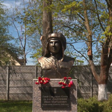 В Ладушкине на территории школы открыли бюст Герою Советского Союза Ивану Ладушкину
