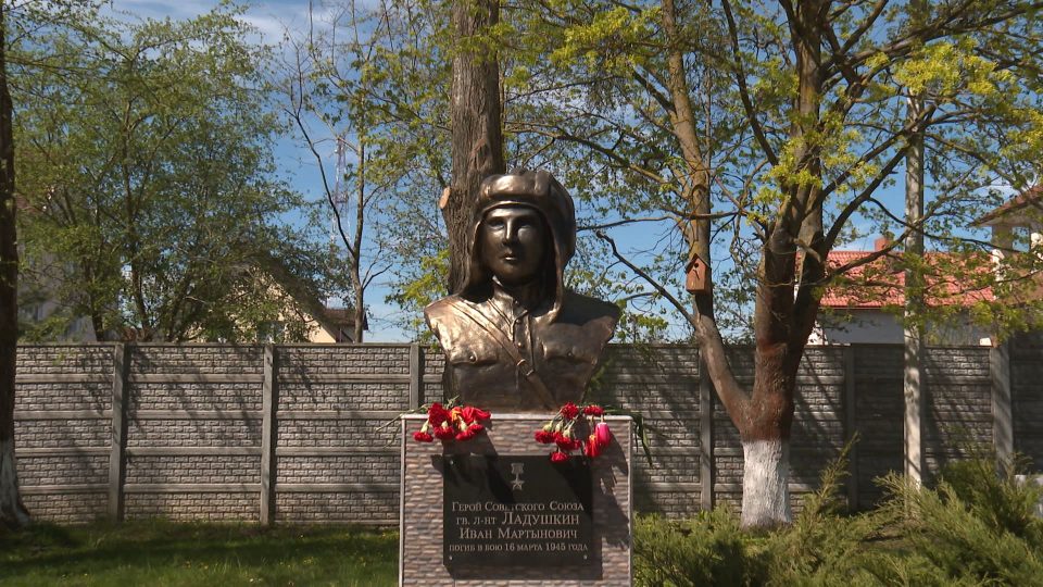 В Ладушкине на территории школы открыли бюст Герою Советского Союза Ивану Ладушкину