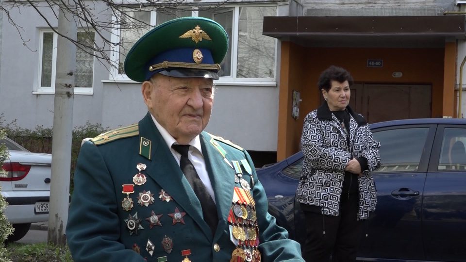 В Калининграде ветерана Великой Отечественной поздравили с Днём Победы прямо во дворе его дома