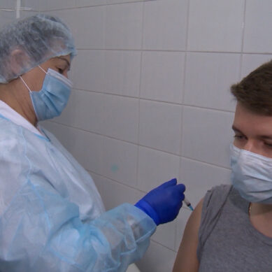 В Калининградской области уже больше 100 тыс. человек получили два компонента вакцины