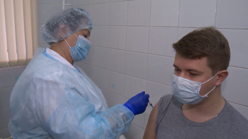 В Калининградской области уже больше 100 тыс. человек получили два компонента вакцины