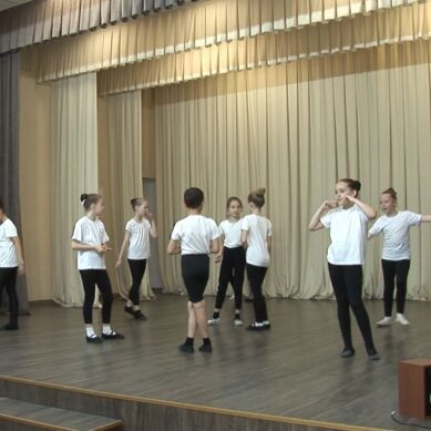 Летняя школа для одарённых детей «Балтийская палитра» проводит специальные уроки по танцам
