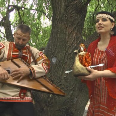 На берегу Преголи артисты фольклорного жанра играли на русских народных инструментах