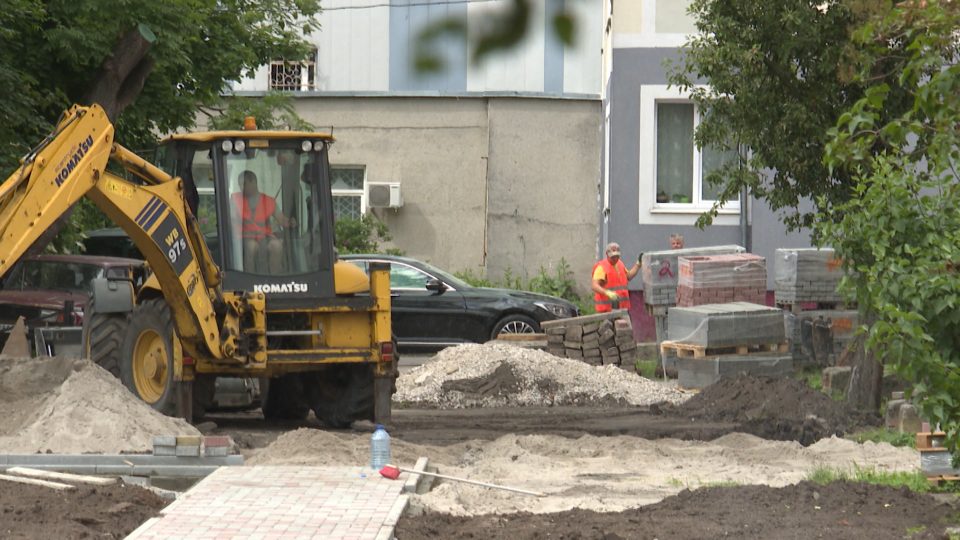 В Калининграде городские власти проверили, как продвигаются работы по благоустройству дворов