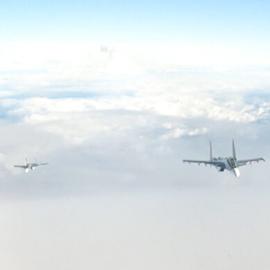 Экипажи самолётов морской авиации Балтийского флота отрабатывают дозаправку в воздухе