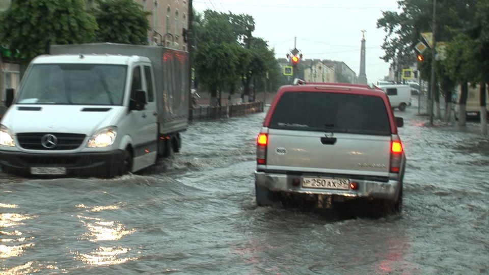 Практически тропический ливень стал причиной подтопления улиц в центре города Гусева