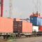 На калининградской магистрали впервые произвели выгрузку контейнера вертикальным способом — с помощью крана