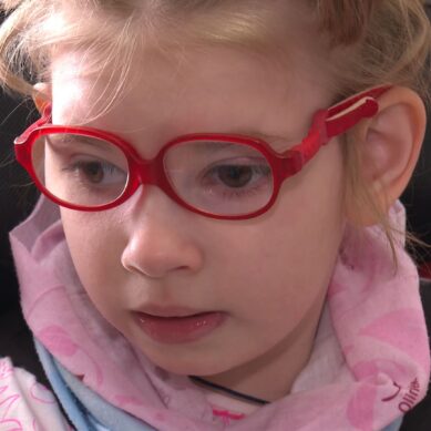 В Калининграде 7-летней девочке с врождённым пороком развития головного мозга нужна помощь