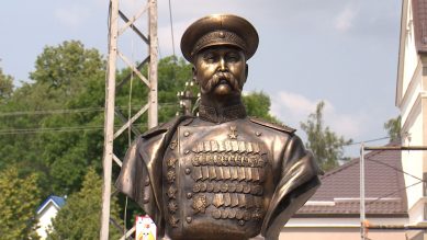 В Краснознаменске открыли памятник Герою Советского Союза Басану Городовикову